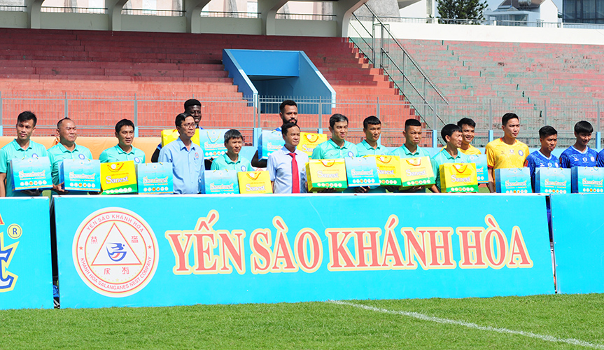 Lãnh đạo Công ty Sanest và Sanvinest gặp mặt cầu thủ Khánh Hòa FC