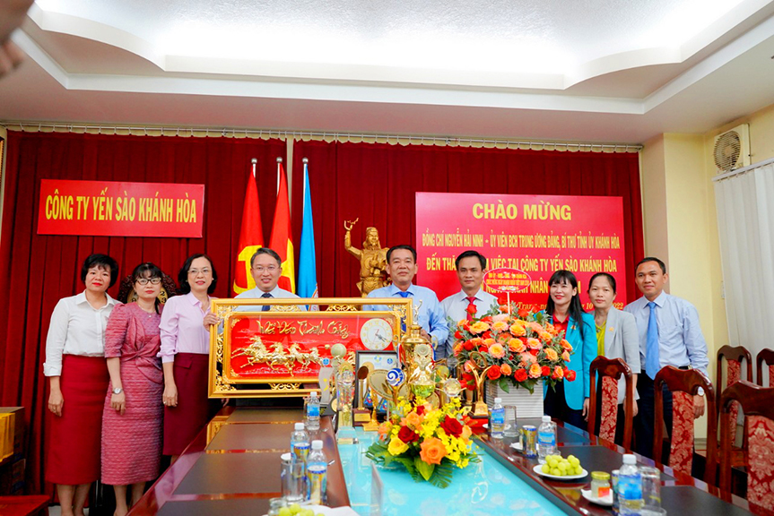 Lãnh đạo tỉnh Khánh Hòa thăm chúc mừng Công ty Yến sào Khánh Hòa nhân ngày doanh nhân Việt Nam