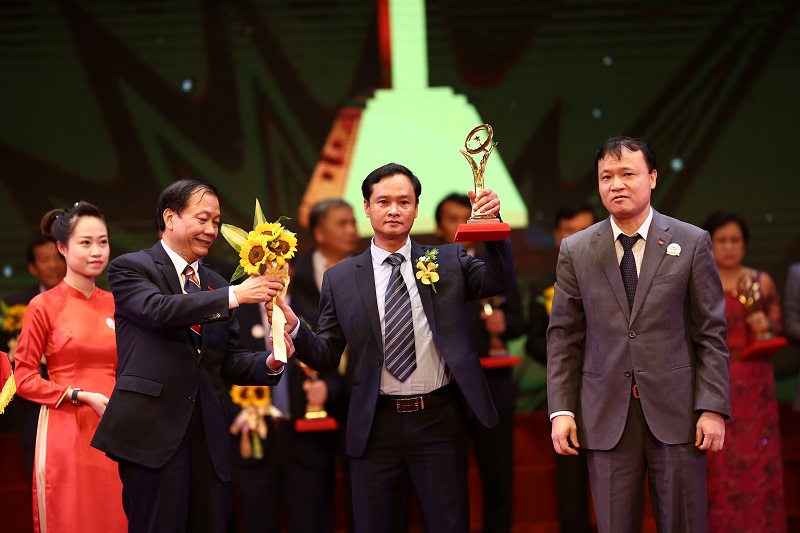 Đại diện Công ty TNHH Nhà nước một thành viên Yến sào Khánh Hòa  nhận giải thưởng Chất lượng Quốc gia năm 2015